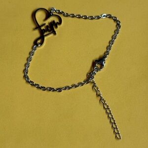 Stylish Silver Chain Bracelet with Heart Accent